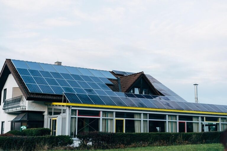 Comparing Solar Controllers: Which One Is Best for Your Off-Grid Solar System?