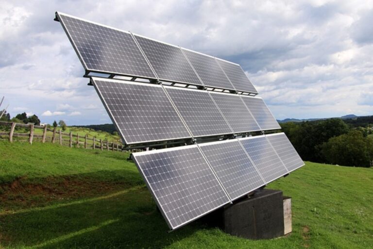 How Hybrid Solar Inverters Are Revolutionizing Residential Energy Solutions