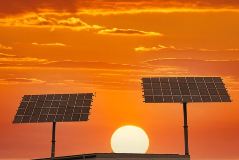 Energy Independence Made Simple with Solar Controllers and Hybrid Inverters