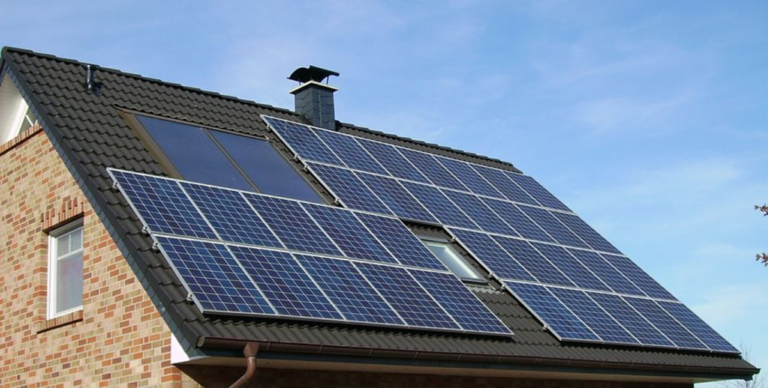 The Ultimate Guide to Solar Controllers and Hybrid Solar Inverters for Your Home